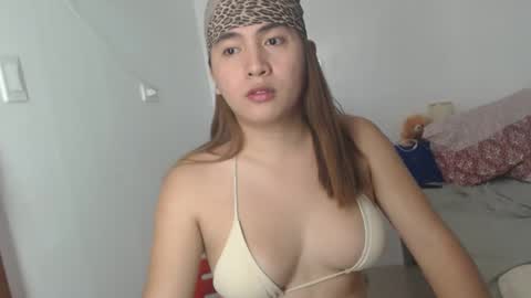 Snapshot of goldbella_ chatting on 02-27-25, 02:53 bella online show from 02-27-25, 02:53