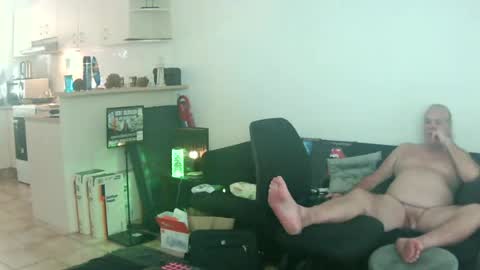 Snapshot of goldyguy011 chatting on 06-12-26, 03:27 goldyguy011 online show from 06-12-26, 03:27