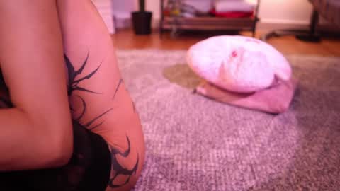 Snapshot of goth_dolll chatting on 01-09-25, 11:13 sophie Special celebration a the beach 300k followers 3011 and 0112 online show from 01-09-25, 11:13