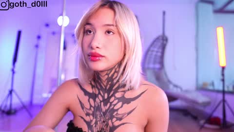 Snapshot of goth_dolll chatting on 01-25-25, 07:49 sophie Special celebration a the beach 300k followers 3011 and 0112 online show from 01-25-25, 07:49