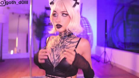Snapshot of goth_dolll chatting on 02-02-25, 11:00 sophie Special celebration a the beach 300k followers 3011 and 0112 online show from 02-02-25, 11:00