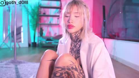 Snapshot of goth_dolll chatting on 02-24-25, 10:14 sophie Special celebration a the beach 300k followers 3011 and 0112 online show from 02-24-25, 10:14