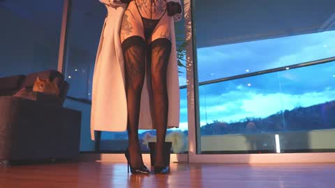 Snapshot of goth_dolll chatting on 03-08-25, 11:18 sophie Special celebration a the beach 300k followers 3011 and 0112 online show from 03-08-25, 11:18