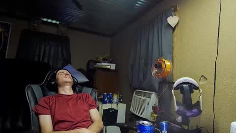 Snapshot of greenlungs8195 chatting on 10-18-25, 07:03 Greenlungs8195 online show from 10-18-25, 07:03