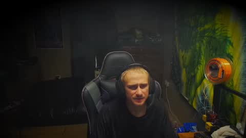 Snapshot of greenlungs8195 chatting on 11-16-25, 05:18 Greenlungs8195 online show from 11-16-25, 05:18