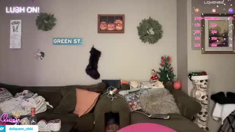 Snapshot of greenxxxqueen chatting on 01-06-26, 04:49 SexQueen Nikki online show from 01-06-26, 04:49