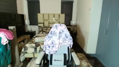 Snapshot of greta_v chatting on 12-19-25, 08:43 greta_v online show from 12-19-25, 08:43