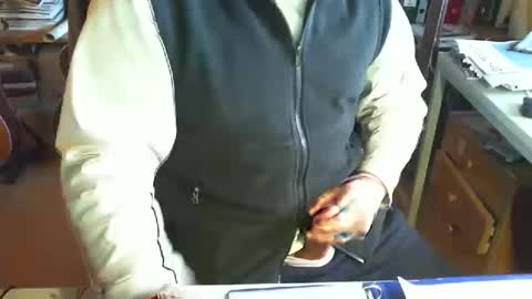 Snapshot of greyhounddog chatting on 01-12-25, 09:40 greyhounddog online show from 01-12-25, 09:40