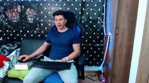 Snapshot of griego01 chatting on 10-09-25, 12:30 griego01 online show from 10-09-25, 12:30