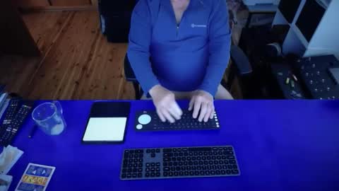 Snapshot of guesswhatigot2 chatting on 09-27-25, 01:43 guesswhatigot2 online show from 09-27-25, 01:43