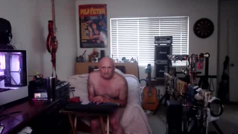 Snapshot of guitarsexgod chatting on 11-16-25, 04:12 Mario online show from 11-16-25, 04:12