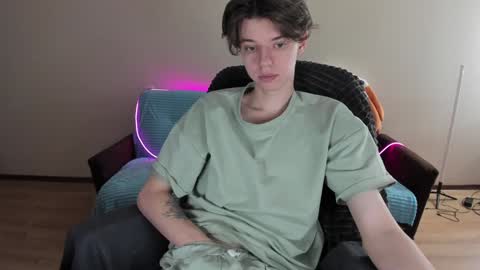 guy_liam1 online show from 01-09-25, 08:13