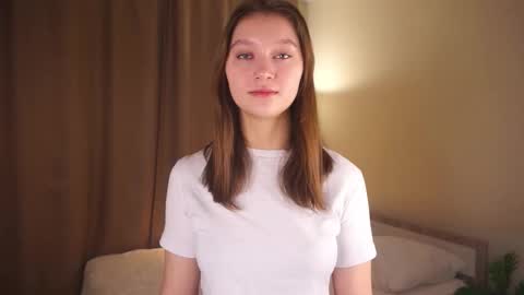 Snapshot of gwennielove chatting on 12-17-25, 05:02 Molly online show from 12-17-25, 05:02