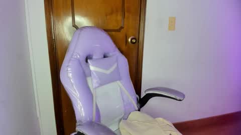 Snapshot of gyal_8_ chatting on 11-08-25, 10:30 gyal_8_ online show from 11-08-25, 10:30