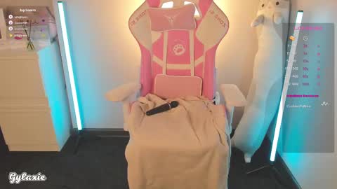 Snapshot of gylaxie chatting on 03-08-25, 09:39 online show from 03-08-25, 09:39