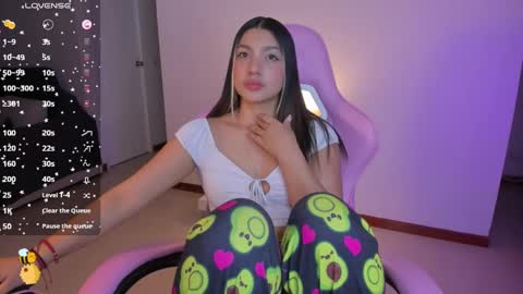 Snapshot of h3y_mia3 chatting on 01-20-25, 06:10 Paulina  online show from 01-20-25, 06:10