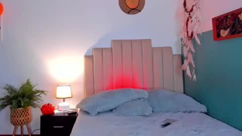 Snapshot of h3y_mia3 chatting on 10-29-25, 04:37 Paulina  online show from 10-29-25, 04:37