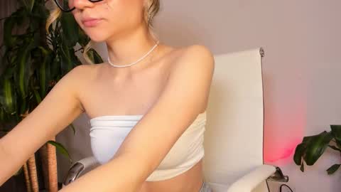 Snapshot of hailey_firee chatting on 10-18-25, 03:42 Hailey online show from 10-18-25, 03:42