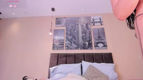 Snapshot of hailey_foxxx chatting on 09-20-25, 12:11 laura online show from 09-20-25, 12:11