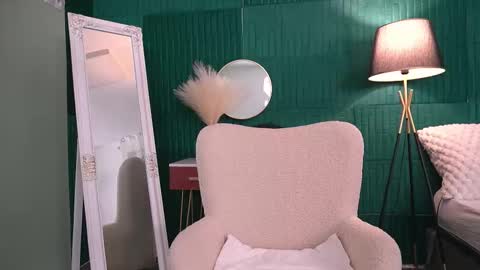 Hailey online show from 11-12-25, 03:51