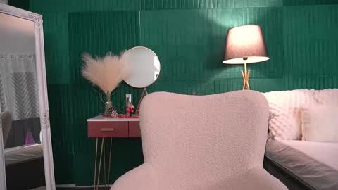 Hailey online show from 12-17-25, 04:18