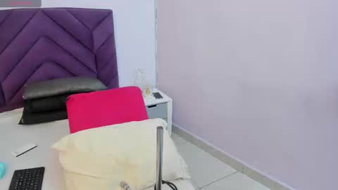 Snapshot of haileystonei chatting on 02-17-25, 12:05 haileystonei online show from 02-17-25, 12:05