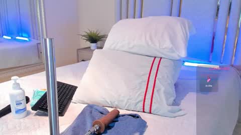 Snapshot of haileystonei chatting on 09-23-25, 11:35 haileystonei online show from 09-23-25, 11:35