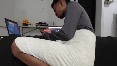 Snapshot of halfenaked17 chatting on 12-04-25, 04:00 halfenaked17 online show from 12-04-25, 04:00