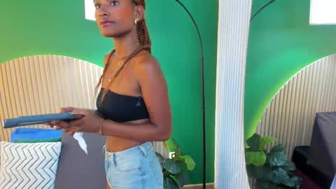 Halley Lorens online show from 09-27-25, 07:13