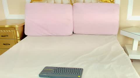 Hallie Stone online show from 01-10-26, 12:18