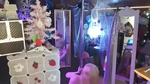 Snapshot of halovalentine chatting on 12-07-24, 02:09 halovalentine online show from 12-07-24, 02:09