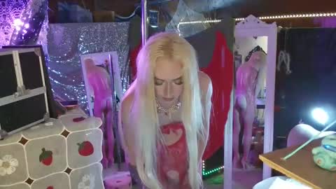 Snapshot of halovalentine chatting on 02-10-25, 01:35 halovalentine online show from 02-10-25, 01:35