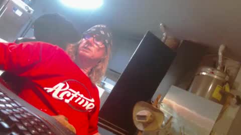 Snapshot of handyman5303 chatting on 12-25-24, 09:56 Handystudman online show from 12-25-24, 09:56