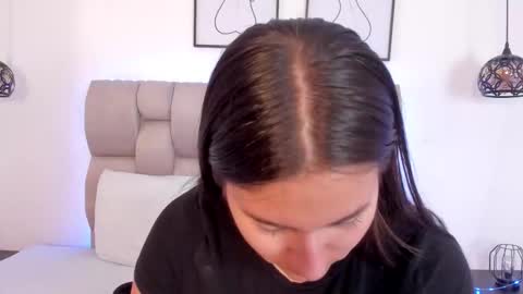 hanna__evans_ online show from 12-16-25, 12:21