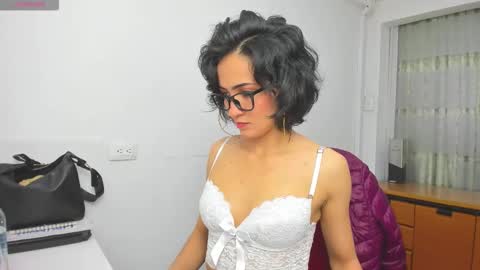 Sara online show from 10-22-25, 07:13