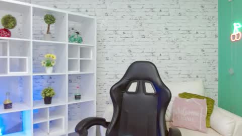 Hannah  online show from 11-25-25, 11:21