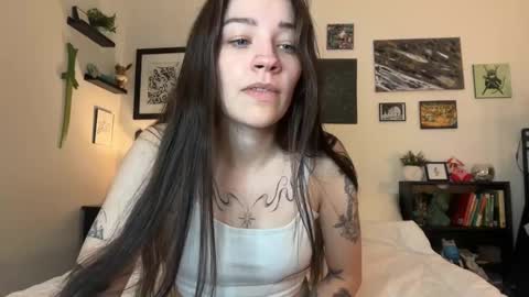 Snapshot of hannahtaylorr chatting on 02-25-26, 08:51 Hannah Taylor online show from 02-25-26, 08:51