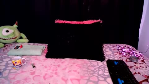 Snapshot of hannaqueen23 chatting on 10-19-25, 12:44 hannaqueen23 online show from 10-19-25, 12:44