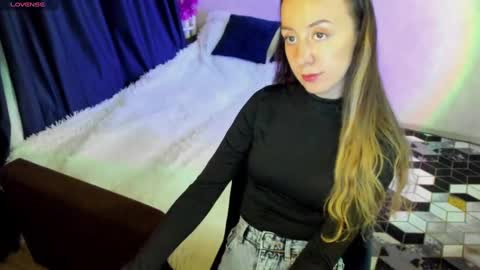 Snapshot of happystephanie chatting on 12-12-24, 09:26 Stephanie online show from 12-12-24, 09:26