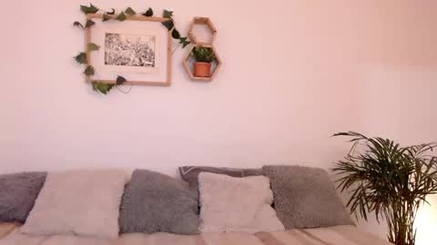 Snapshot of harmonyy01 chatting on 12-30-24, 01:15 Harmony Please help me to reach 100 thumbs up online show from 12-30-24, 01:15