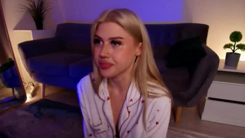 Its KIra hello HUSH is here online show from 09-21-25, 09:49