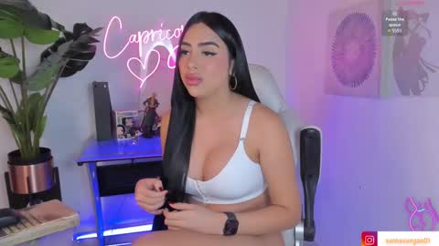Snapshot of hasbella_saenz1 chatting on 11-08-25, 11:47 s online show from 11-08-25, 11:47