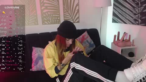 Snapshot of hat_girl chatting on 01-18-25, 04:04 Nicole online show from 01-18-25, 04:04