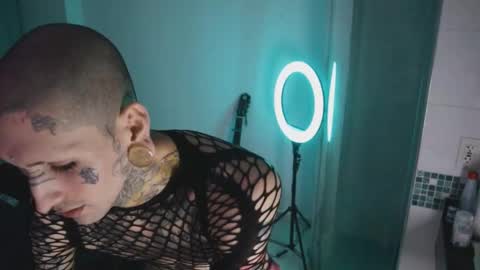 Snapshot of hatsumotokyoto chatting on 10-15-25, 06:35 More content 2 online show from 10-15-25, 06:35