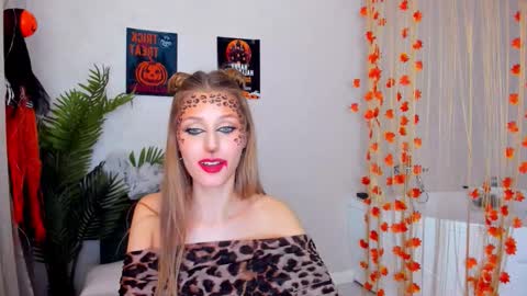 Snapshot of heartedlove_1 chatting on 10-31-25, 01:23 heartedlove_1 online show from 10-31-25, 01:23