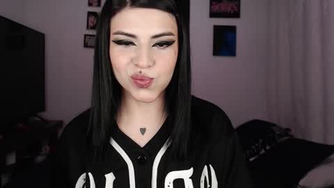 Snapshot of heatherdemonzx_ chatting on 09-21-25, 02:02 HEATHER DEMONZX Please help me to reach 100 thumbs up online show from 09-21-25, 02:02