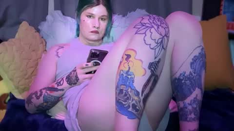 Snapshot of heavensentttt chatting on 09-10-25, 05:07 Saoirse online show from 09-10-25, 05:07