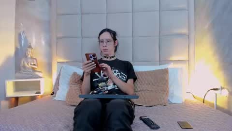 Snapshot of hecate1_ chatting on 09-26-25, 08:35 Keira Hecate online show from 09-26-25, 08:35