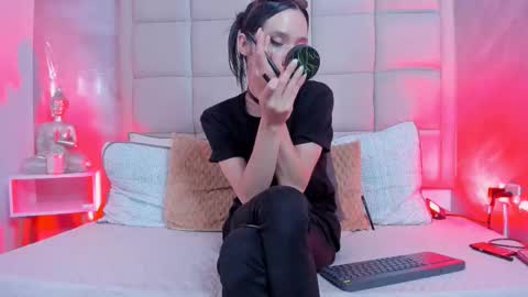 Snapshot of hecate1_ chatting on 11-26-25, 08:10 Keira Hecate online show from 11-26-25, 08:10