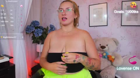 Snapshot of heidishayk chatting on 12-18-24, 01:45 ANTARA REY online show from 12-18-24, 01:45